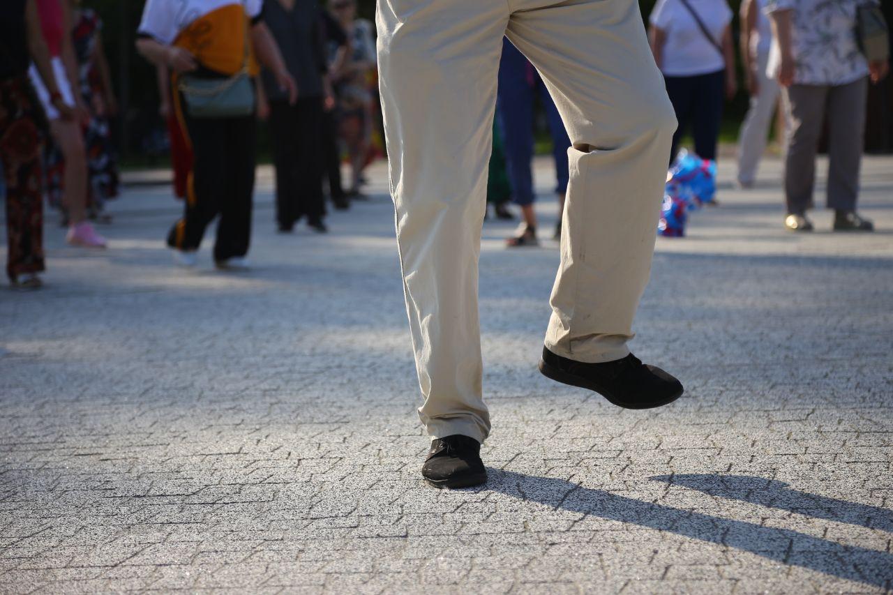 Фото Новосибирцы в Центральном парке учатся танцевать латиноамериканские танцы на день России 6